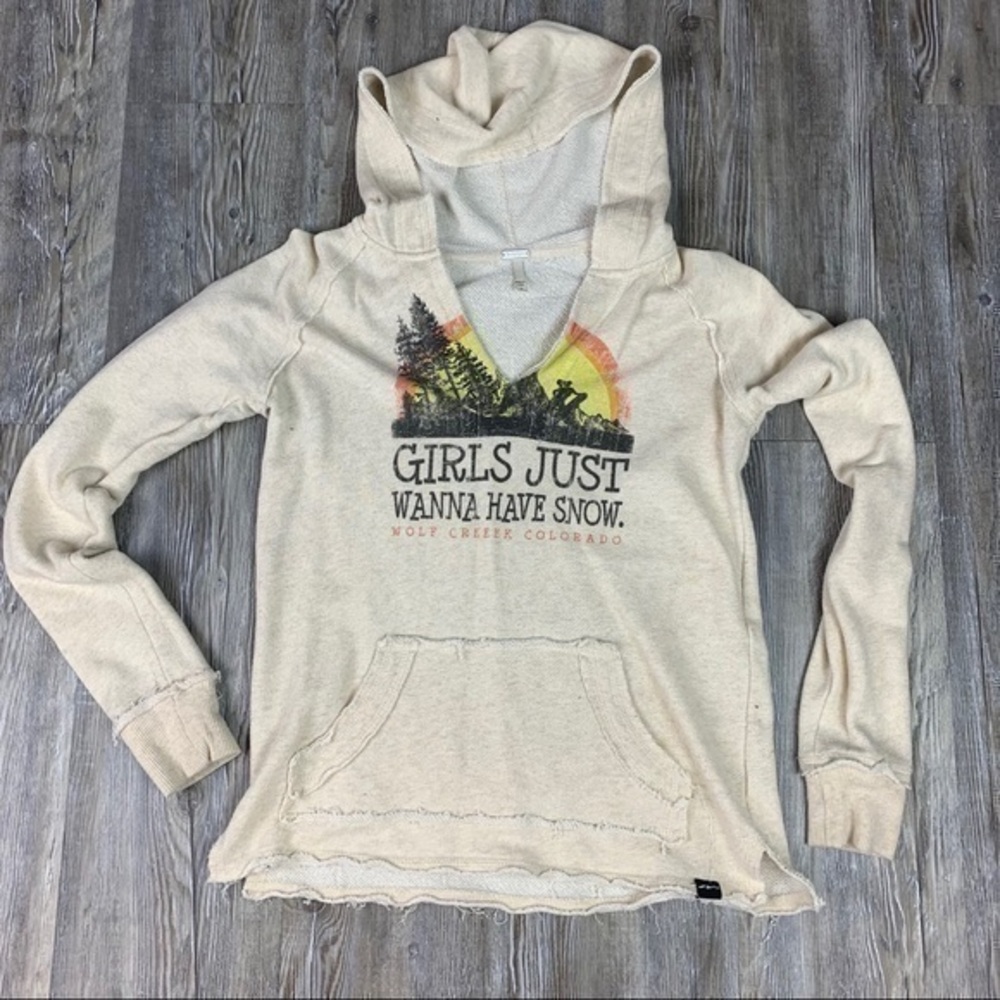 Tech Styles Distress Cream Wolf Creek Graphic Top